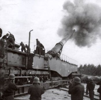 28cm K5(E) Eisenbahngeschutz - Preparing for firing